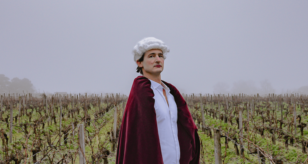 Pierre Cazeneuve en Bourgeois Gentilhomme dans les vignes du Chateau Paloumey